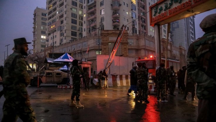 Militari nel luogo dell'esplosione a Kabul