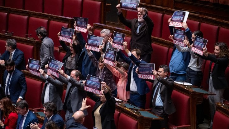 I deputati del M5s protestano contro il governo sul caro benzina&nbsp;