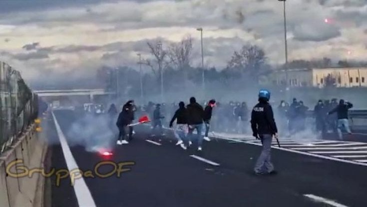 Stop alle trasferte per i tifosi di Roma e Napoli dal 21 gennaio. Domani il decreto di Piantedosi