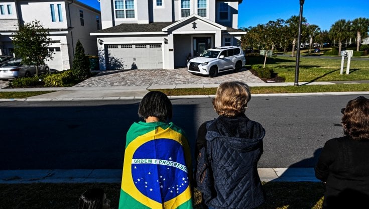 Supporte di Jair Bolsonaro davanti alla casa che l'ex presidente brasiliano ha affittato in Florida