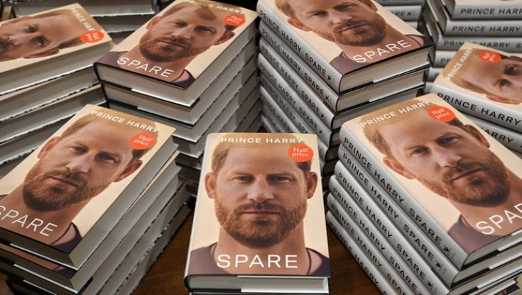 Una libreria di Londra espone le copie di "Spare"
