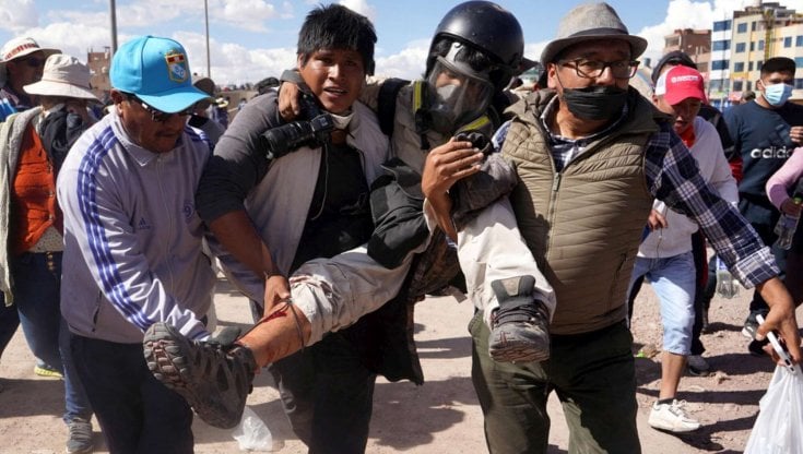 Perù, è la guerra degli Stati contro i popoli: la repressione sulle manifestazioni pacifiche ha provocato 17 morti