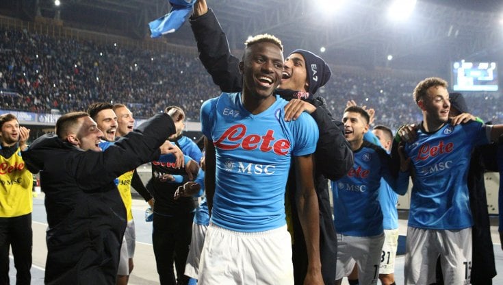 I giocatori del Napoli festeggiano con i tifosi la vittoria contro la Juve
