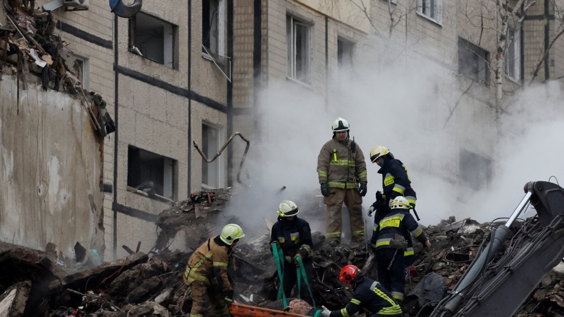 La rimozione del corpo di una delle vittime dell'attacco a Dnipro