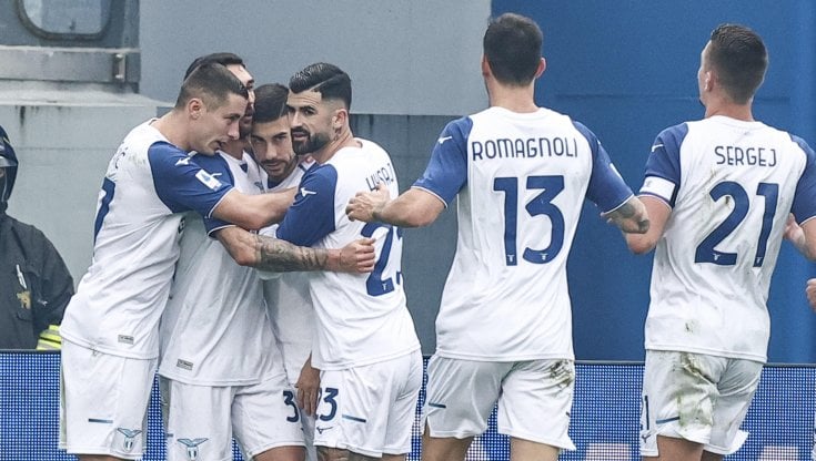 Zaccagni festeggiato dai compagni dopo il gol