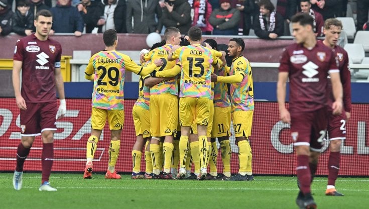 Nzola festeggiato dai compagni dopo il gol