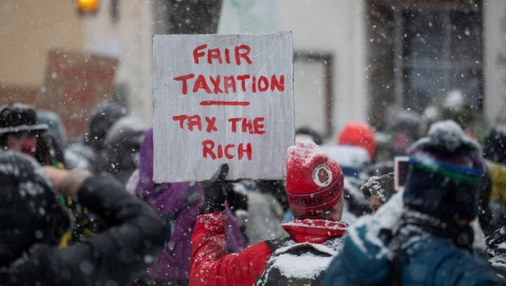 Una manifestazione di protesta nei confronti dei capi di Stato riuniti a Davos, in Svizzera