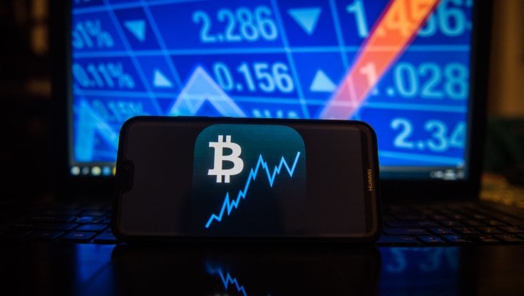 Le Borse di oggi, 16 gennaio. Mercati, vince la fame per il rischio. I listini chiudono in cauto rialzo. Maxi calo per il gas