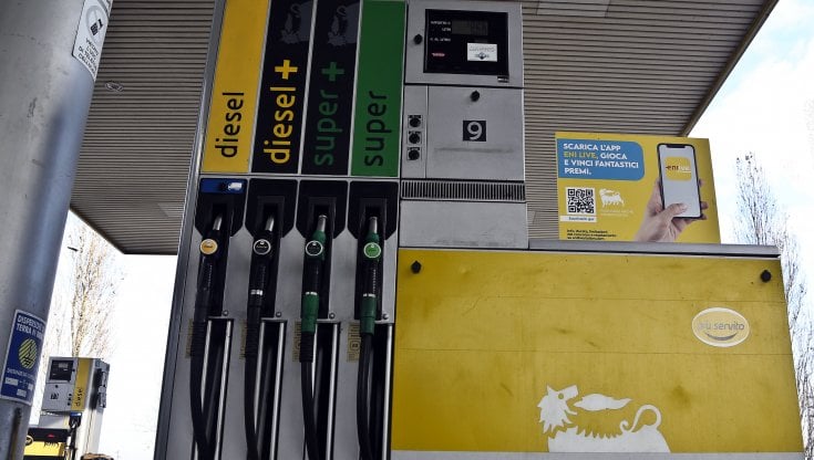 Caro-carburanti, ispezioni Antitrust-Gdf nelle sedi dei big del petrolio: irregolarità sui prezzi. I benzinai: "Sciopero confermato"