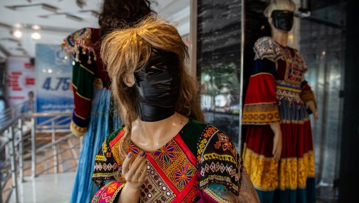 Afghanistan, nelle vetrine di Kabul manichini incappucciati per ordine dei Talebani