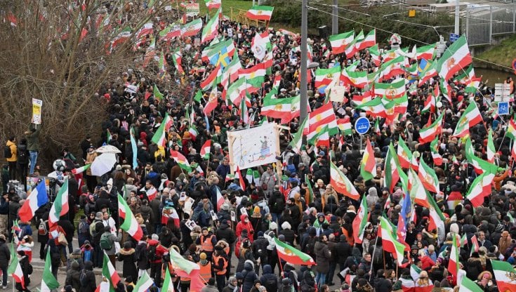 La grande marcia degli iraniani a Strasburgo: "L'Ue inserisca i Pasdaran tra le organizzazioni terroristiche"