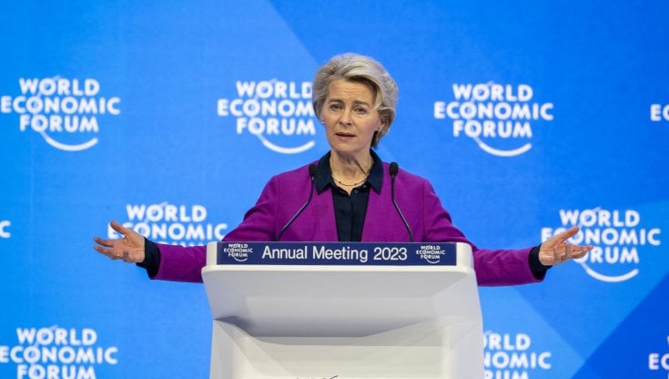 Davos, von der Leyen lancia un Piano industriale per il Green Deal: "Aiuti di Stato limitati, dobbiamo aumentare i finanziamenti Ue"