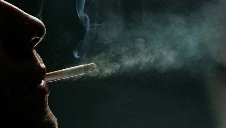 Schillaci, stretta sul fumo. Vietato anche all’aperto se ci sono bambini. E al chiuso niente e-cig