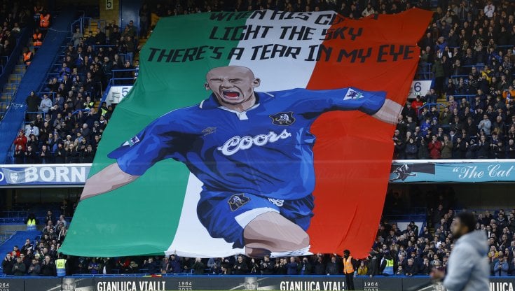 Vialli, celebrati i funerali: Roberto Mancini e Massimo Mauro hanno portato la bara