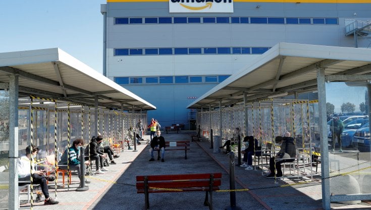 Amazon, entra nel vivo il piano da 18mila tagli. Rassicurazioni per l'Italia