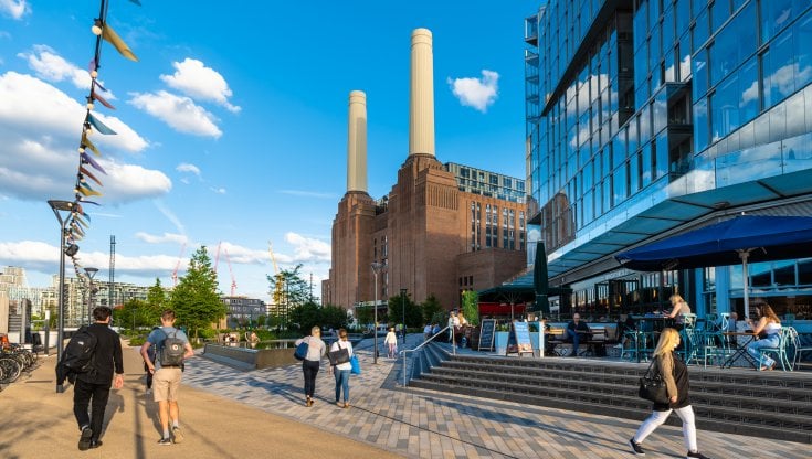 La centrale di Battersea, eretta in due fasi fra il 1929 e il 1935, forniva elettricit&agrave; a un quinto di Londra. Fu chiusa nel 1983: da allora, per decenni, rimase in abbandono. Sopra, il nuovo look, inaugurato a ottobre (Charlie Round Turner)