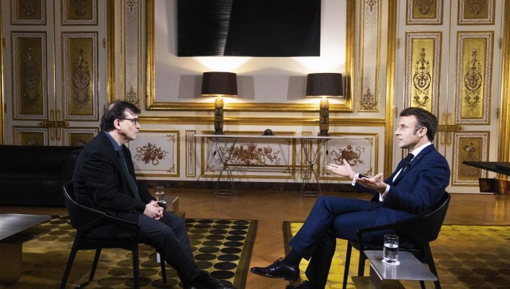 Javier Cercas con Emmanuel Macron (Copyright Luis Sevillano)