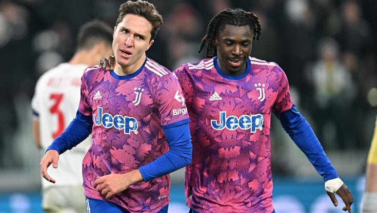 Chiesa esulta con Kean dopo il gol