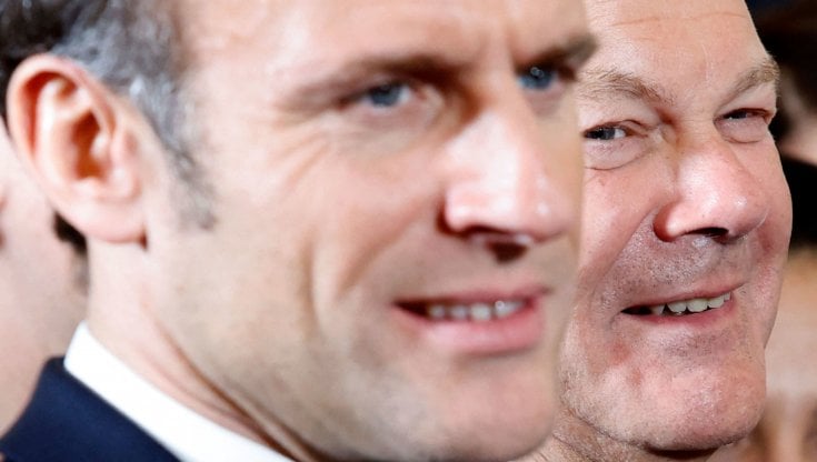 Il presidente francese Emmanuel Macron e il cancelliere tedesco Olaf Scholz al vertice per celebrare i 60 anni del Trattato dell'Eliseo