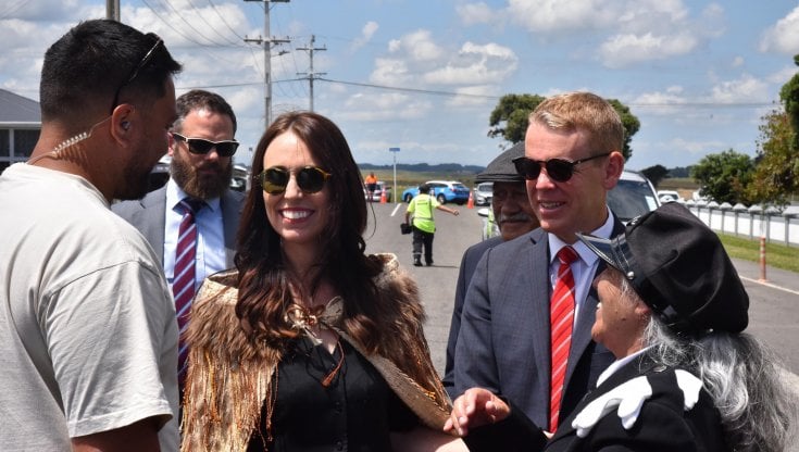 Jacinda Ardern con il suo successore Chris Hipkins a Ratana