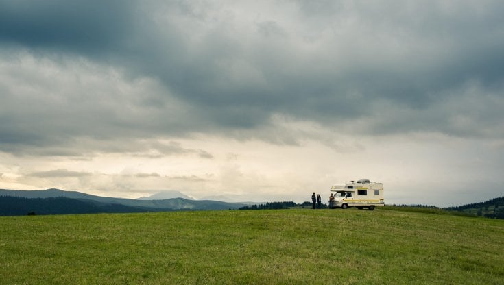 Febbre da "vanlife": per i camper oltre 530mila giorni di noleggio. Sempre più giovani i fan