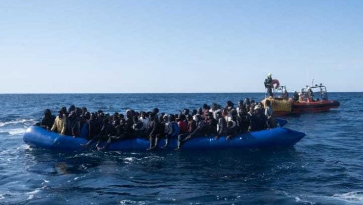 Il gommone soccorso dai volontari della Ocean Viking