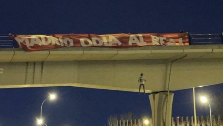 Lo striscione e il manichino impiccato di Vinicius