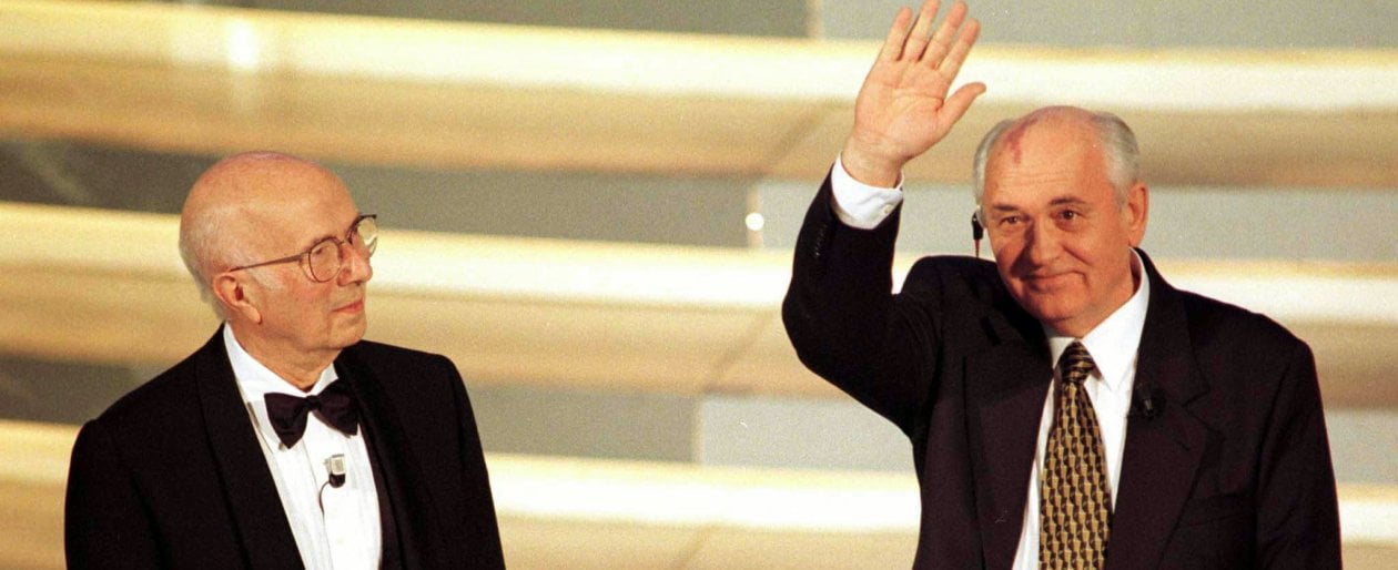 Il premio Nobel per la medicina Renato Dulbecco con il premio Nobel per la Pace Mihail Gorbaciov&nbsp; 