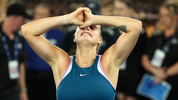 Aryna Sabalenka esulta a fine match
