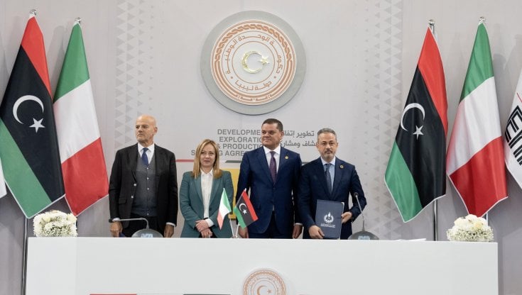 Meloni a Tripoli firma l’intesa sul gas. E da Roma altre motovedette ai libici
