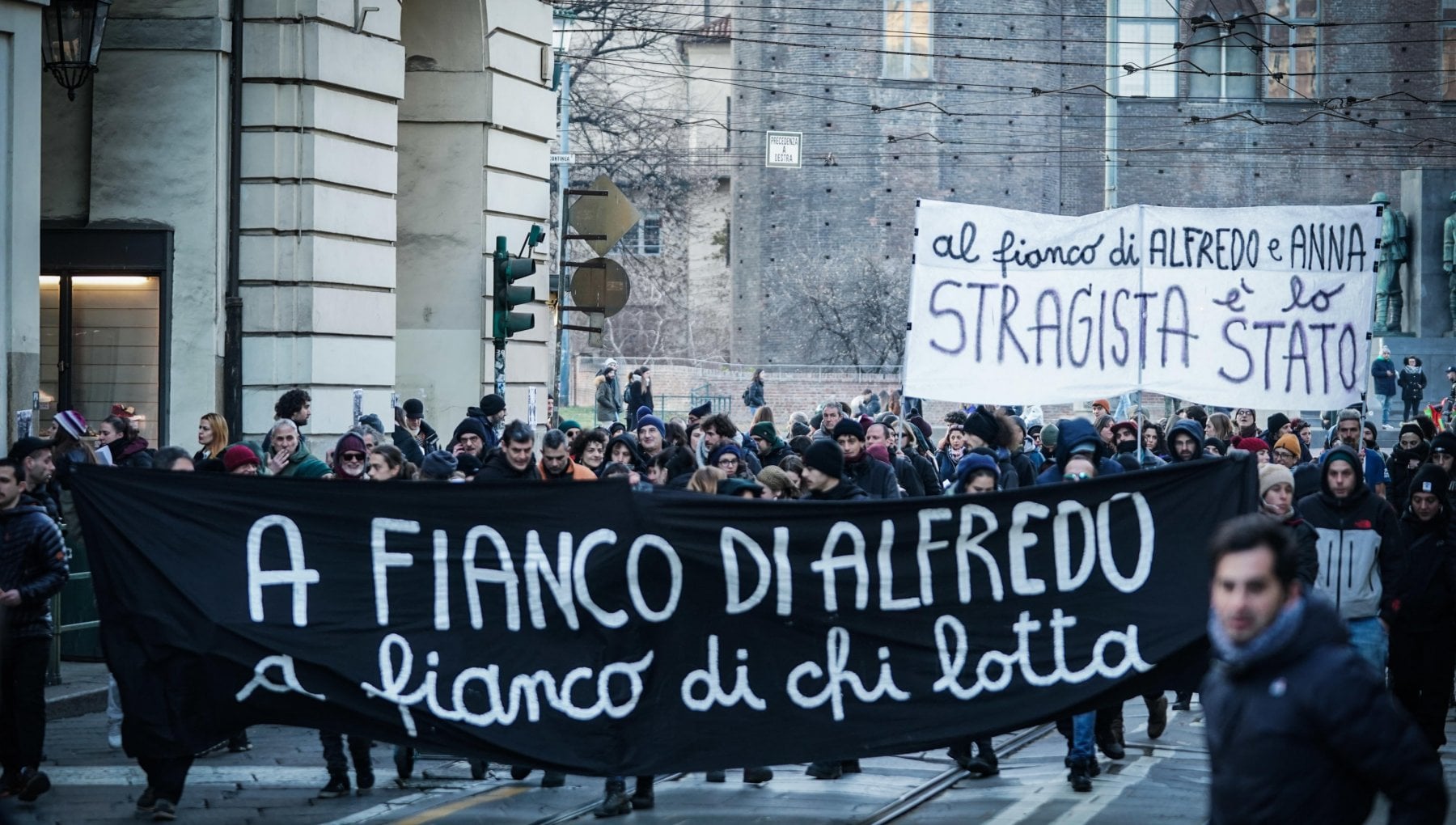 Gli anarchici e le mille anime riunite in piazza per Alfredo Cospito