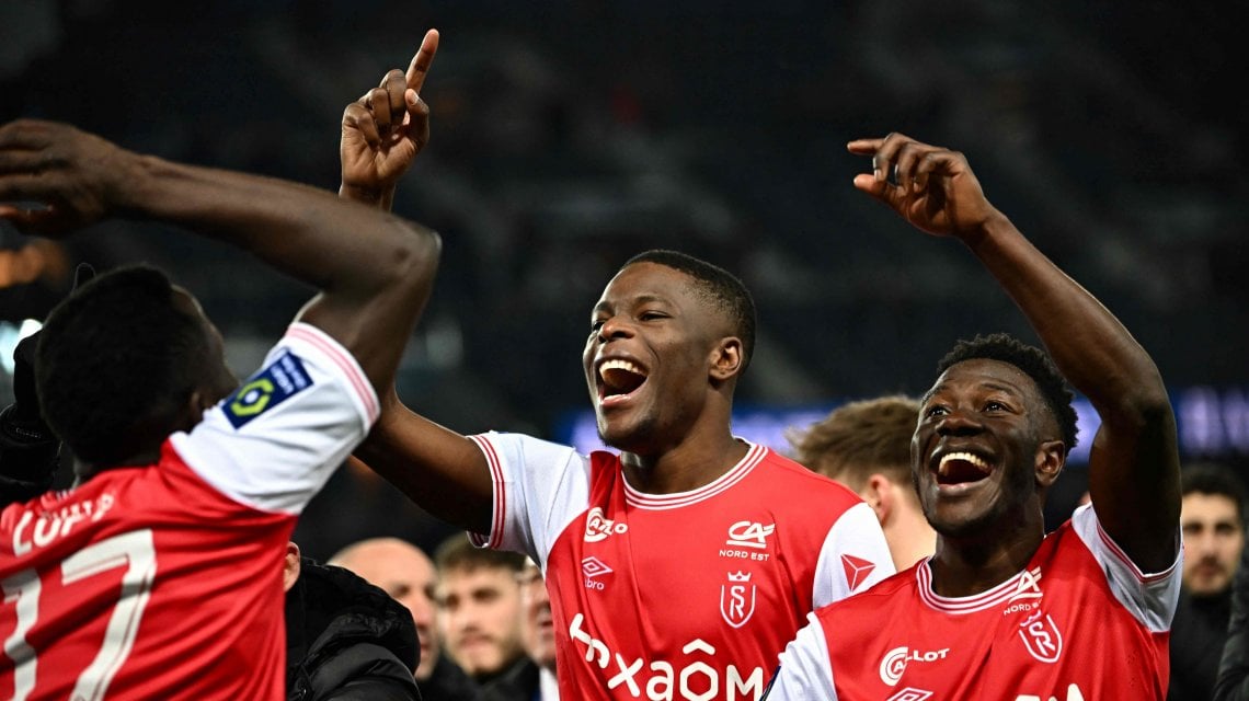I giocatori del Reims esultano dopo il pari con il Psg