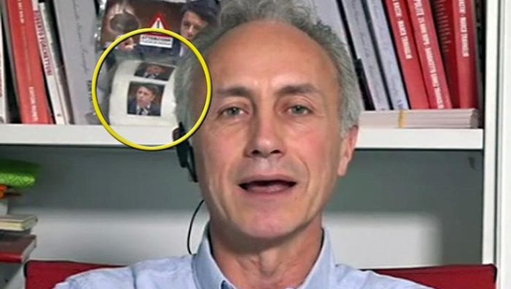 Renzi perde la causa contro Travaglio, dovrà risarcirlo: "Fu solo satira la carta igienica con la sua foto"