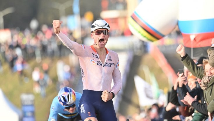 L'esultanza di Van der Poel, alle sue spalle Van Aert