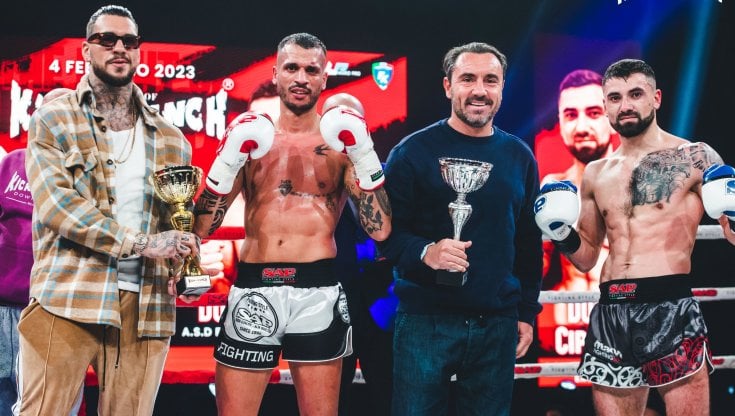 Scardina (con gli occhiali) premia gli atleti sul ring