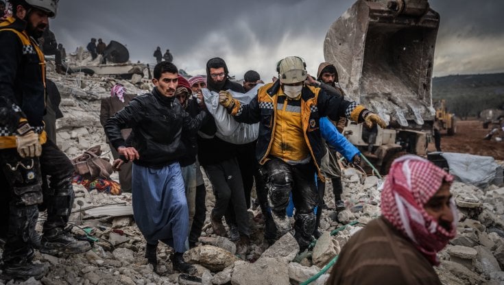 Terremoto in Turchia e Siria, le ultime notizie. In molte città ritardi nei soccorsi: "Sopravvissuti ci inviano messaggi vocali da sotto le macerie". Bilancio aggiornato: oltre 7mila morti