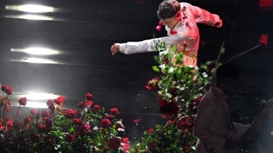La furia di Blanco sul palco: distrutti i fiori dell'Ariston