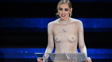 Chiara Ferragni, nude look per il monologo sul corpo delle donne