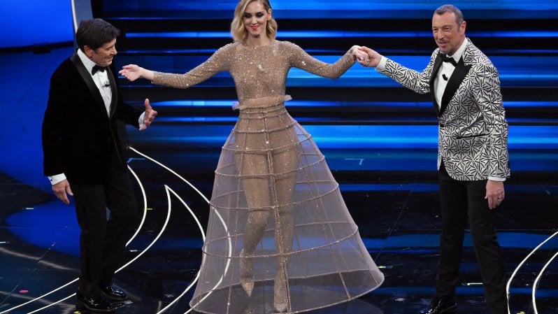 <strong>La serata</strong> Mattarella e Benigni per celebrare la Costituzione. La lettera di Chiara Ferragni a se stessa | <a href="https://puntoitalia.online/spettacoli/musica/2023/02/08/news/classifica_prima_serata_sanremo_2023-386917738/" class="Articolo"><strong>La classifica</strong></a>