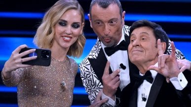 Chiara Ferragni, un selfie sul palco di Sanremo per aprire l'account Instagram di Amadeus