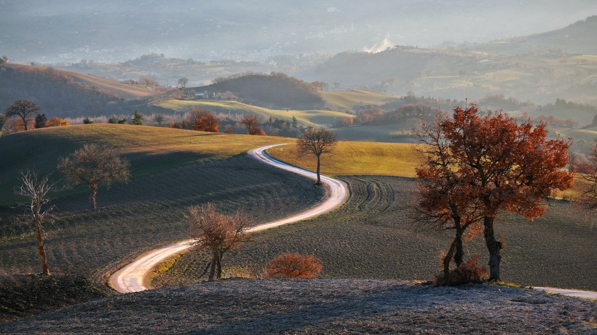 Paesaggio Italia. Nelle Marche, tra storia e infinito