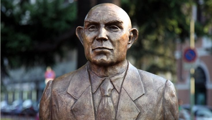 Il busto di Gianfranco Miglio nei giardinetti di piazzale Garibaldi a Brescia