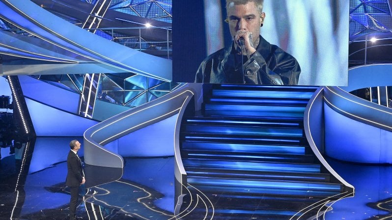 <a href="https://puntoitalia.online/spettacoli/tv-radio/2023/02/08/diretta/sanremo_2023_seconda_serata_scaletta_ospiticantanti-387063222/" class="Diretta"><strong>Diretta</strong> Fedez contro tutti: "Mi assumo la responsabilit&agrave; del testo". Al Bano, Ranieri e Morandi emozionano l'Ariston</a> | <a href="https://puntoitalia.online/spettacoli/tv-radio/2023/02/09/news/classifica_seconda_serata_sanremo_2023-387065492/" class="Articolo"><strong>Classifica generale</strong> Mengoni in testa</a>