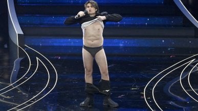 La comicit&agrave; ruvida di Angelo Duro, il monologo nella notte fonda