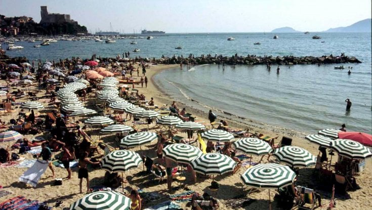 Balneari, il governo va allo scontro con l'Europa: rinviate le gare per le concessioni. Bruxelles: "Assicurare concorrenza"