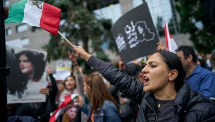 Miliziani casa per casa: la nuova strategia della repressione in Iran