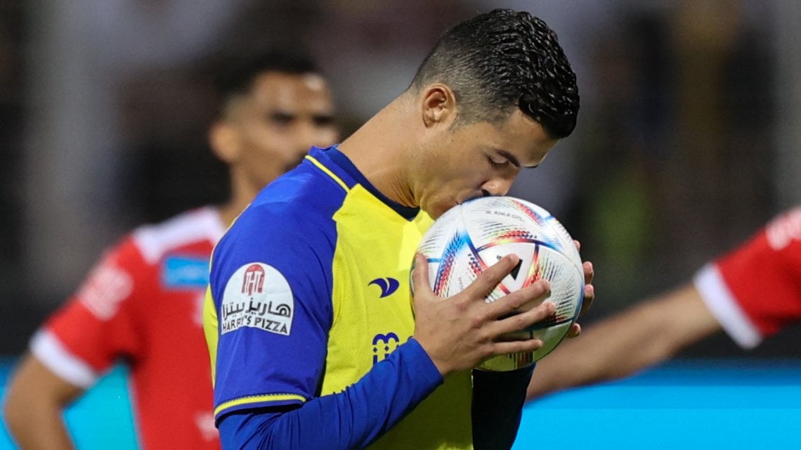 Ronaldo bacia il pallone prima del rigore