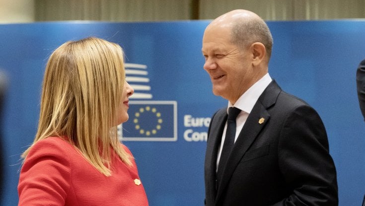 La premier Giorgia Meloni stringe la mano al cancelliere tedesco Olaf Scholz