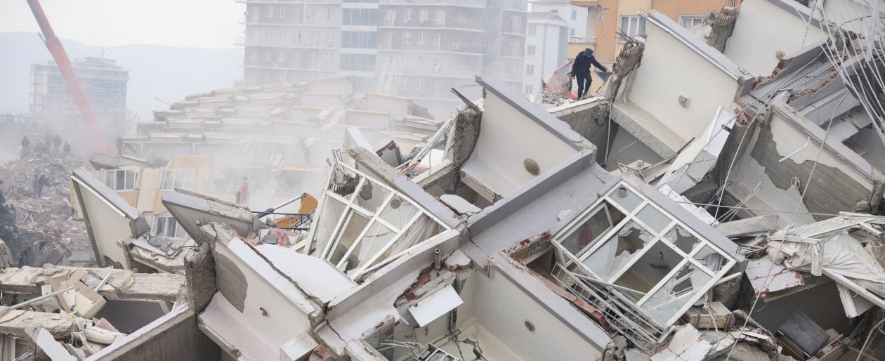 Terremoto in Turchia e Siria: 23mila le vittime. Erdogan ammette: "I soccorsi non vanno veloci come avrei sperato"