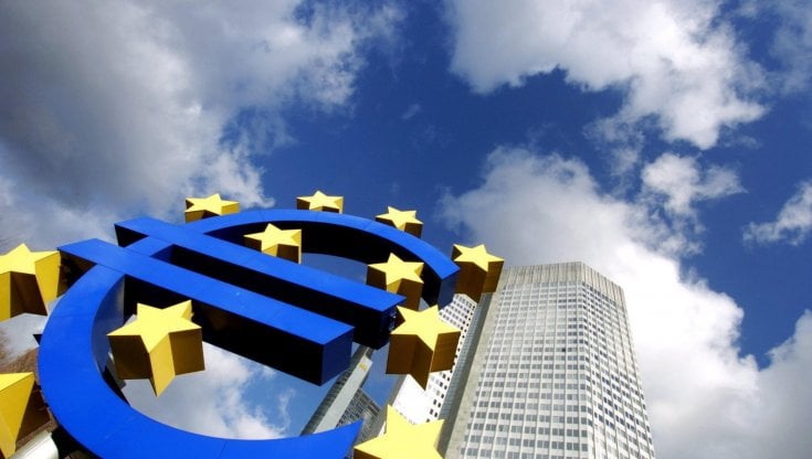 Le banche italiane "brindano" all'aumento dei tassi: pioggia di profitti con la linea dura Bce 